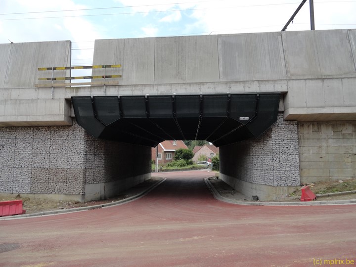 DSC01753.JPG - Finition du pont : route (asphalte rouge) et revêtement mural (gabion)